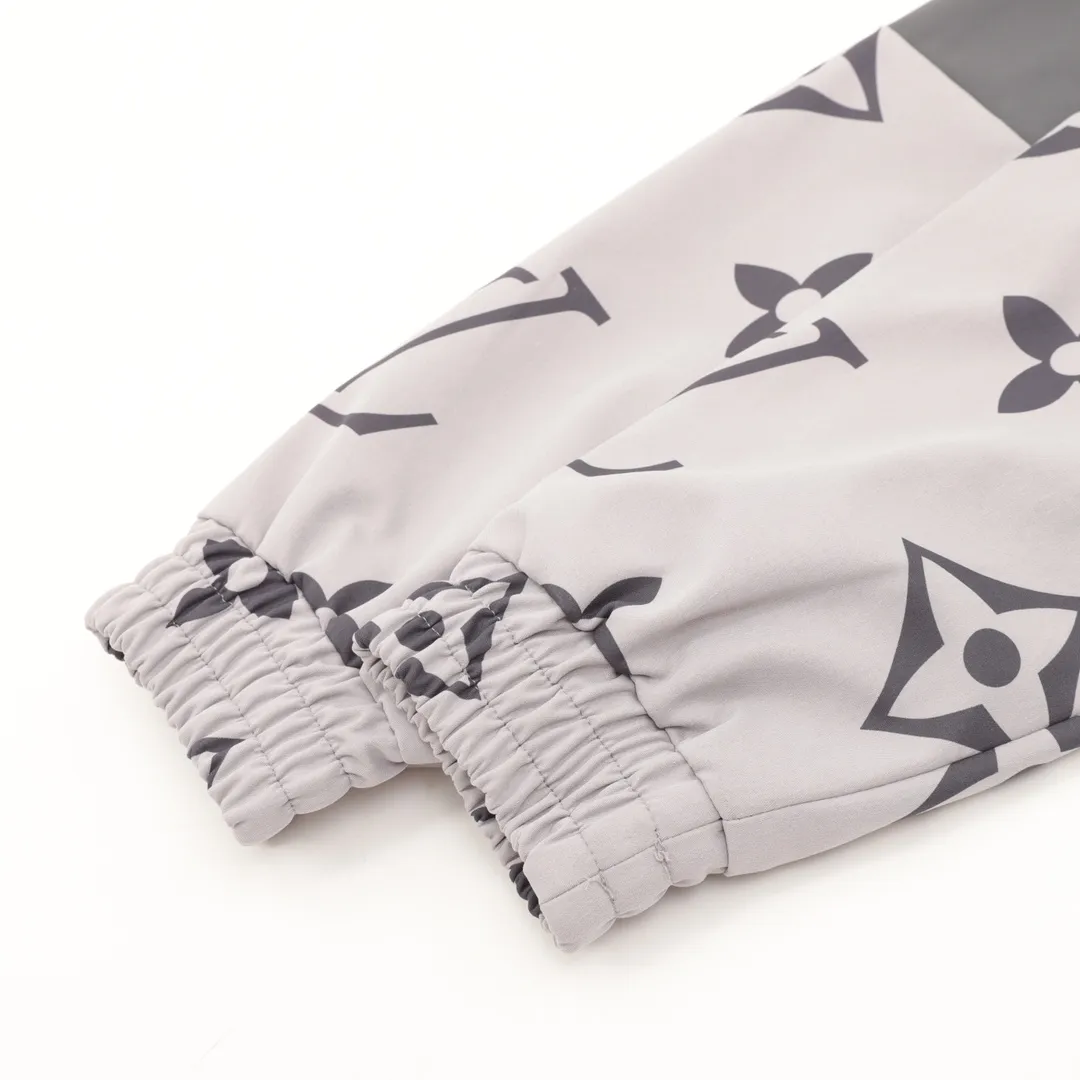 🅿️550 LouisVuitton/Louis Vuitton stitched presbyopia all-over printed windbreaker zipper jacket. Purchase the original version and have it printed immediately. The fabric is made of custom densely spun technical fabric that is light and thin, and the upper body is silky and breathable. Infrared positioning cutting, workwear-style windbreaker design, the upper body is invincible and versatile. All details are customized and developed, and all hardware and accessories are restored to ZP. Size：XS-L
